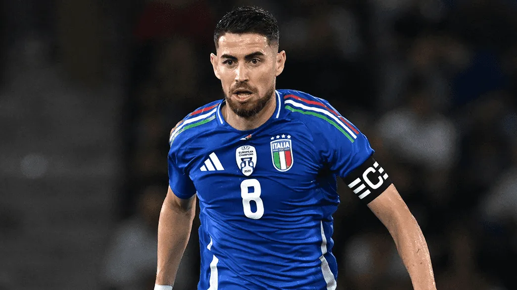 Jugadores de Suiza y Italia disputando el balón en un partido de fútbol