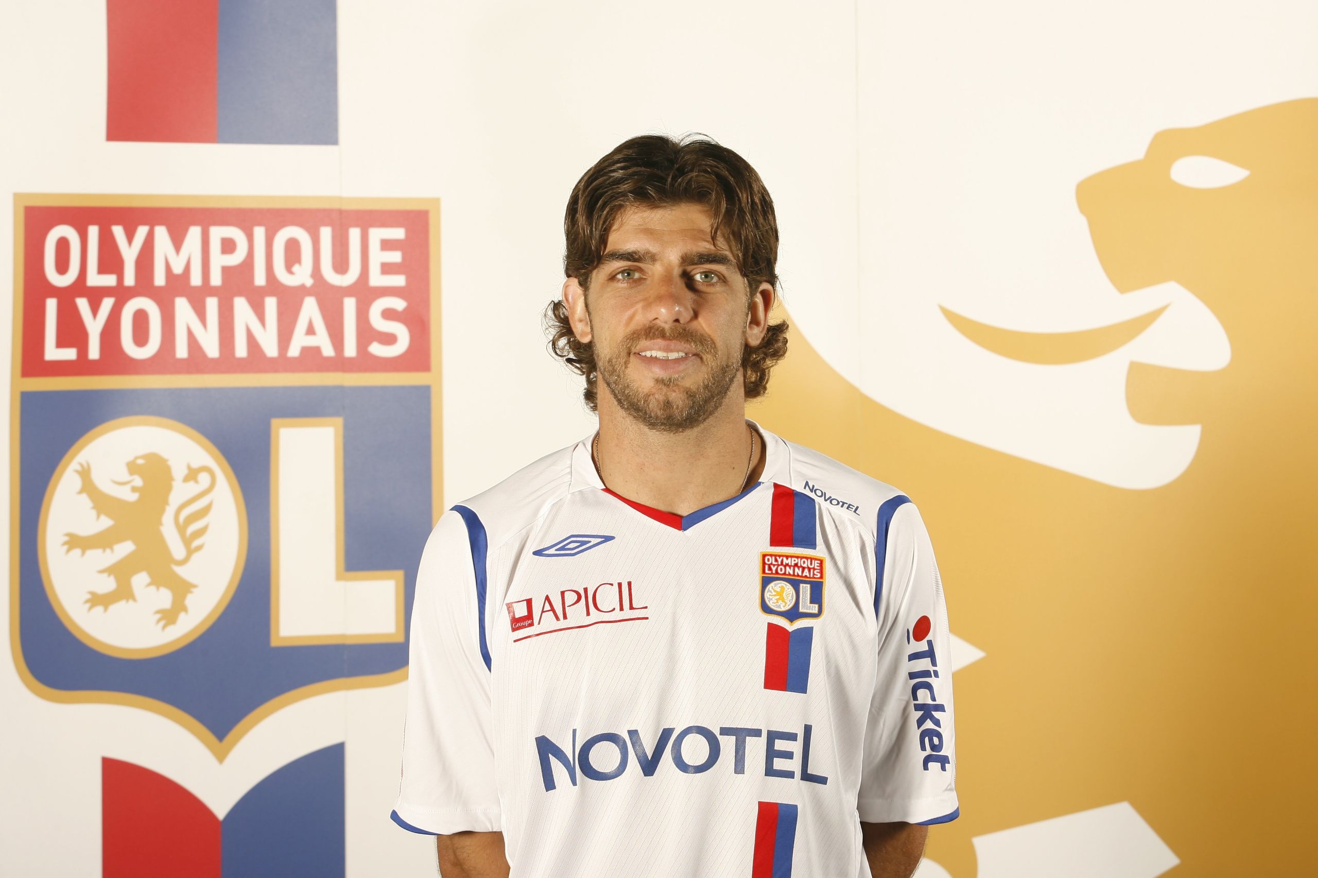 Juninho celebrando un gol con la camiseta del Lyon en un partido de la Ligue 1