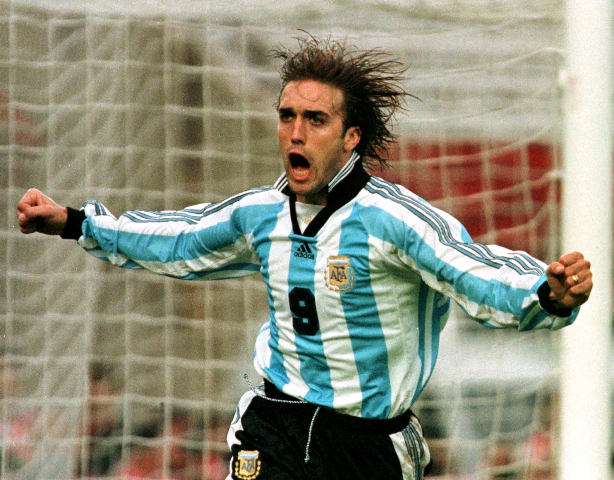 Gabriel Batistuta celebrando un gol en un partido de fútbol